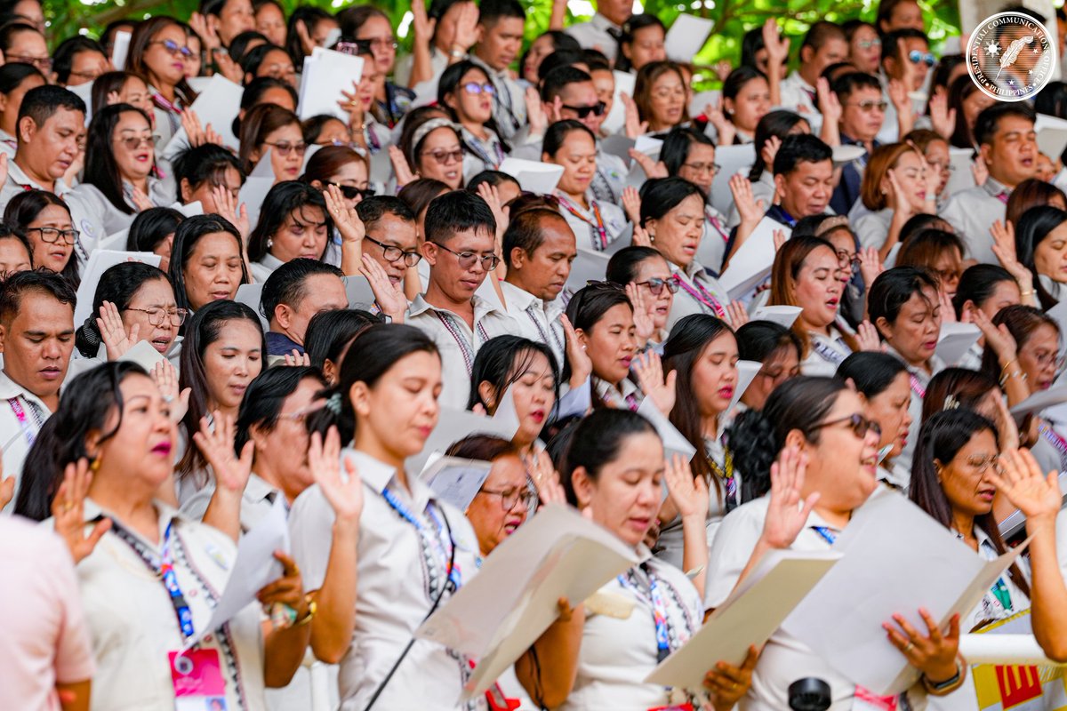 TINGNAN: Pinangunahan ni Pang. Ferdinand Marcos Jr. ang panunumpa ng mahigit 8,500 bagong promote na guro at school heads sa Roxas City, Capiz ngayong araw, April 27. #BalitangA2Z

📷 PCO