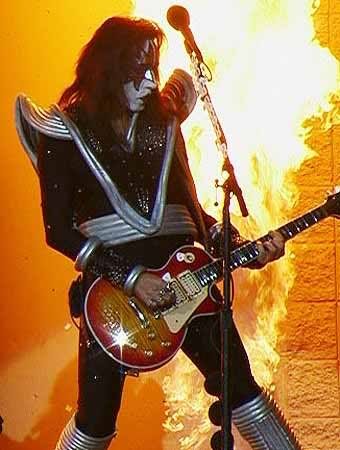 TheDuckLR's tweet image. "Shock me, put on your black leather"
Remembering the legendary guitarist, singer-songwriter and solo artist #AceFrehley who would have been 75 today 🙏
Happy Heavenly Birthday! 🎸 👨‍🚀
#KISS #TheSpaceman #SpaceAce #FrehleysComet #RestInPeace