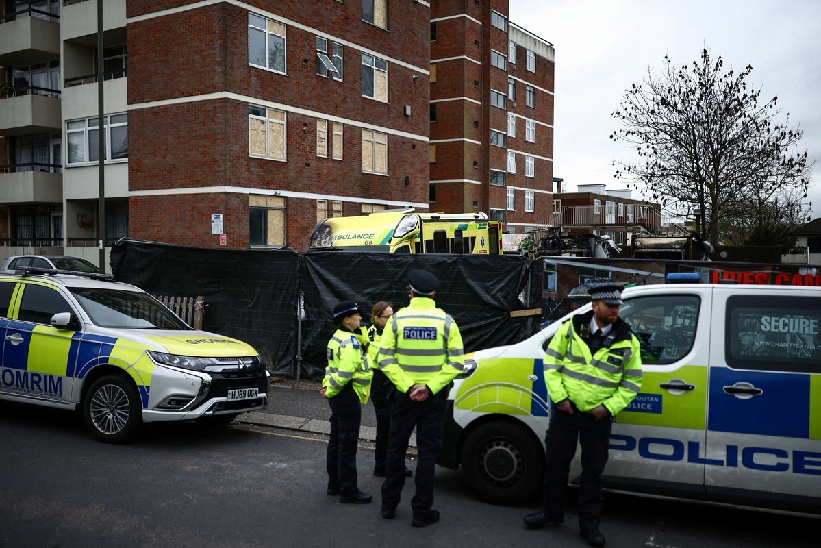 Archange_Shadow's tweet image. 🚨 BREAKING: #BreakingNews UK police arrest man for terror plot in probe of antisemitic attacks. Suspect is 26th arrested over last month, after spate of synagogue and ambulance arsons. Starmer vows law against 'malign state actors'. #UK #Antisemitism #TerrorPlot #Starmer