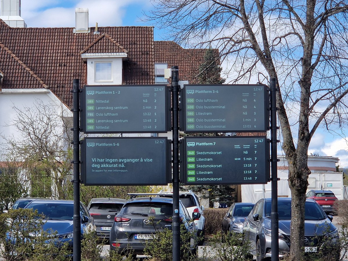 RumJonathan's tweet photo. @Ruter Veldig positivt at det nå har kommet flere skjermer på Olavsgaard, og at skriftstørrelsen er økt (selv om det er dumt at det må tas opp i fylkesrådet før det skjer noe). Men, lysstyrken er forskjellig på alle sammen, som gjør det vanskelig å se i sollys. 1/2 https://t.co/LlLVgoldAn
