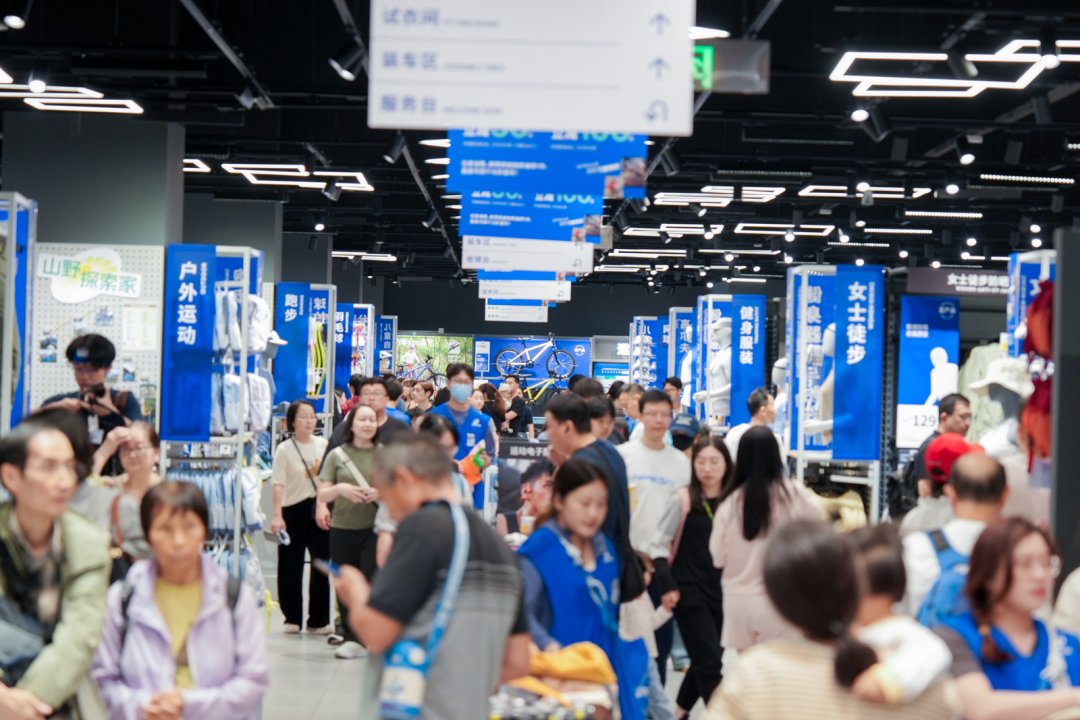 szdaily1's tweet image. @Decathlon continues its #China expansion with the grand opening of its 15th #Shenzhen store at MixC Sungang, Luohu District.

This 1,500m² "immersive" #retail space features a seamless sportswear showroom and dedicated outdoor trial zones. From classic racket sports to trending