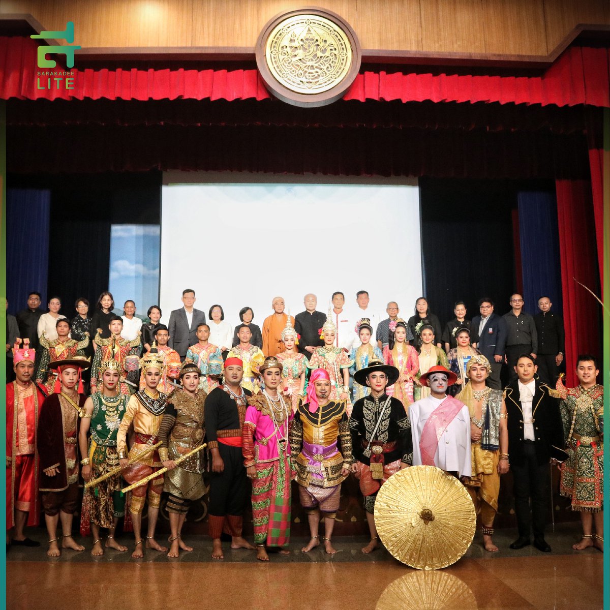 Sarakadeelite's tweet photo. ต้อนรับปีที่ 61 ของ #โรงละครแห่งชาติ หลังปิดปรับปรุงนาน 3 ปี เพื่อให้โรงละครได้มาตรฐานที่นิยมใช้กันในโรงละครชั้นนำทั่วโลก ปลอดภัยทั้งนักแสดง พร้อมรับการแสดงที่หลากหลาย ที่สำคัญไม่ใช่แค่แสง สี เสียงแต่ยังสามารถเพิ่มกลิ่นที่สมจริงระหว่าง��ารแสดงได้

See More: https://t.co/DDsQaGdRTF https://t.co/Szg9vFZHhf