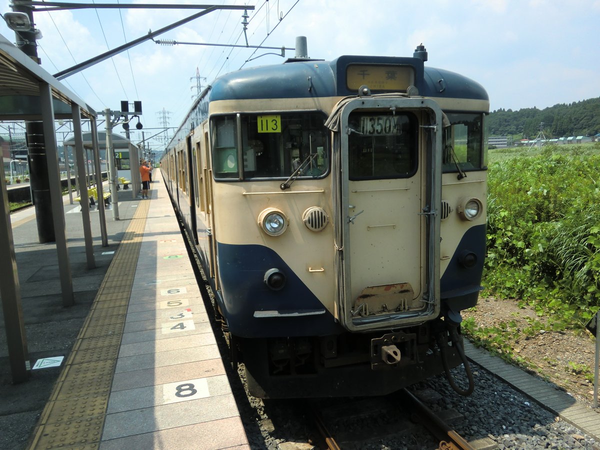 GreenstarLx's tweet photo. 今から約15年前の千葉支社界隈
2011年8月ごろ。千葉～八日市場間にて撮りました。
その頃は113系が廃車進行中で、211系���総武成田線中心に活躍。209系は徐々に大宮や大井工場から改造を受け配属されていく所でした。 https://t.co/jSl0w0jHIB