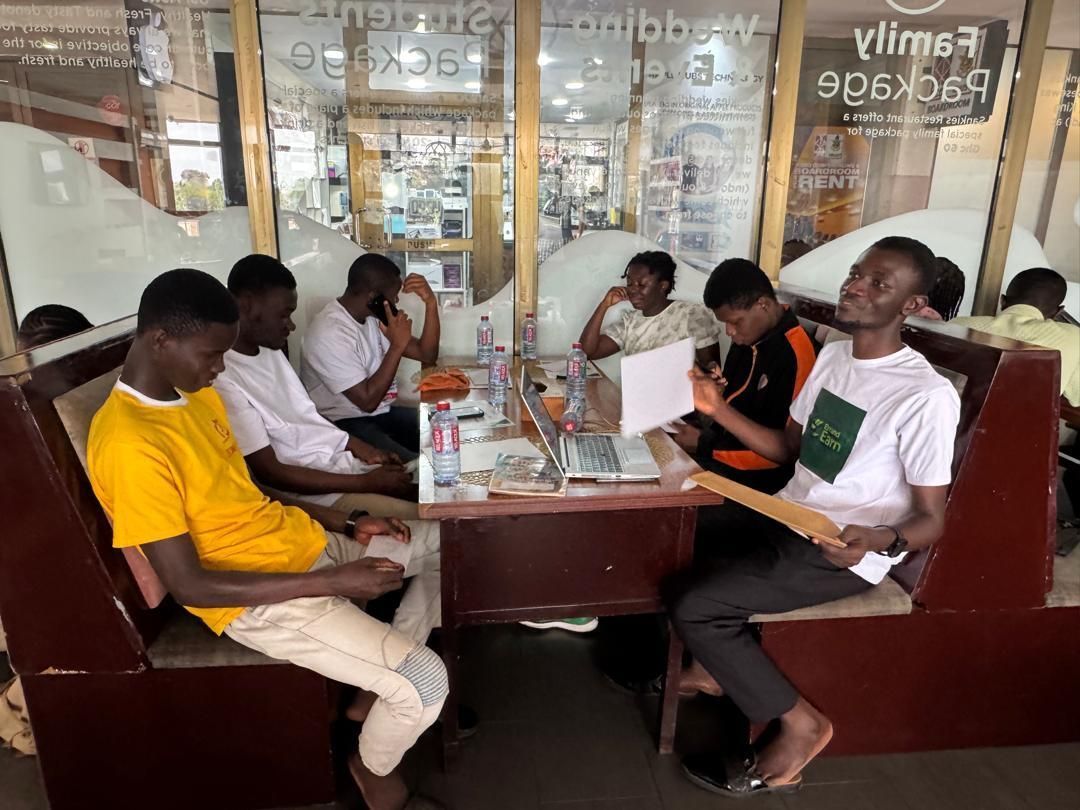 errandearn's tweet image. Big energy at the @ErrandEarn end-of-semester meeting! 📈 We brought runners to refine routes, swap tips, and give bonuses, awards, gear. 🎁🏆 They delivered thousands of packages — huge shoutout to the team! 🚀💪 

#Errand #Earn #Campuslife #KNUST