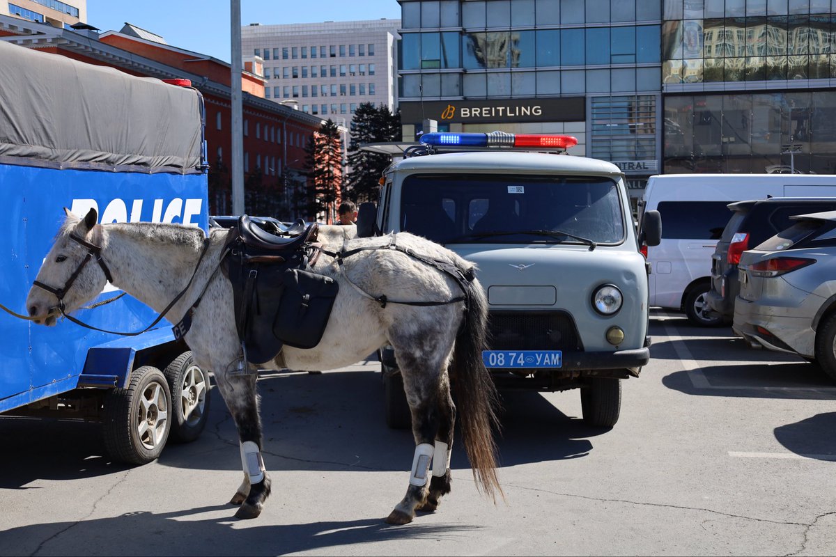 OUocb1c's tweet photo. スフバートル広場前に警察？軍？の車両がずらっと並んでて物々しい雰囲気😳

#ひとり旅
#ウランバートル https://t.co/TmID0QBleJ