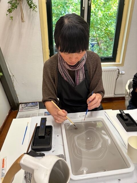 Haarlemupdates's tweet image. Suminagashi workshop met Japanse kunstenaar Chika Ito in Haarlem: Ontdek de stille ontmoeting tussen water, inkt en beweging tijdens deze bijzondere workshop Japanse marmertechniek. Suminagashi (“drijvende… haarlemupdates.nl/2026/04/27/sum… #Haarlem #workshop #Japan #inkt #Suminagashi