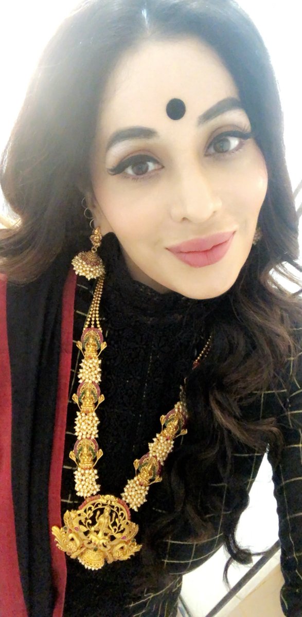 mreenaldeshraj's tweet image. STYLE IS KNOWING WHO YOU ARE AND GIVING A DAMN❤️
:
#confident #stylish #style #mreedazzle #mreenaldeshraj ❤️