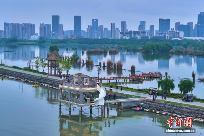 HiBengbuTech's tweet image. Evening’s blue hour, coffee in hand ☕🌙
These days, a little café by Chaohu Lake in Hefei, Anhui — one of China’s five largest freshwater lakes — has become a magnet for locals and travelers alike. Come for the view, stay for the vibe. 😌📸💙
#bluehour #coffee #cafe #travel