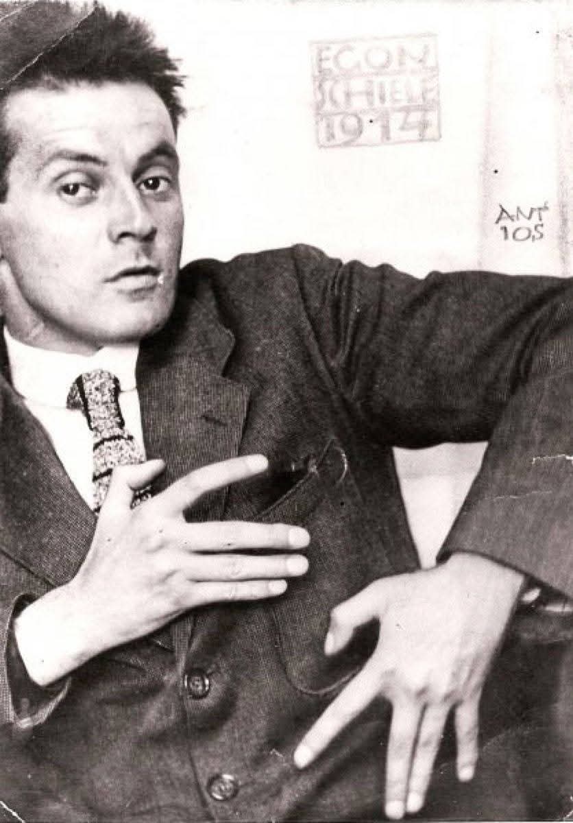 Ninguna obra de arte erótico es una porquería cuando vale por sus cualidades artísticas: se transforma en porquería únicamente cuando el espectador es un cerdo. 

Egon Schiele.