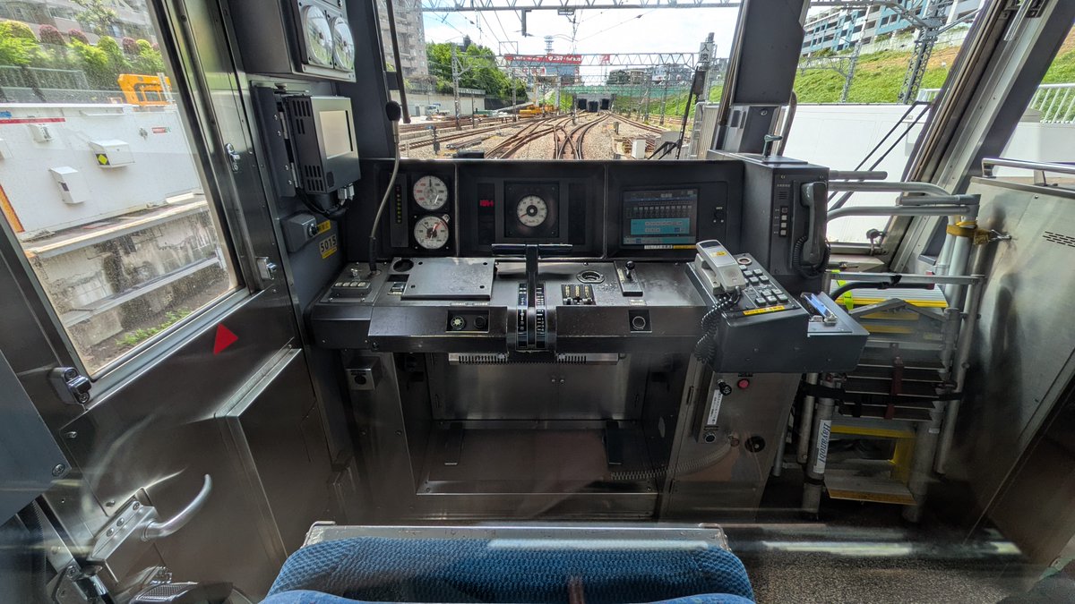 東急5102Fの運転台
運転台の中央にあったいわゆるアナログ速度計がなくなり、2020系などと同じように速度計がモニタに表示されるようになった。
１枚目：クハ5002運転台
２枚目：クハ5102運転台
３枚目：クハ5002運転台引き
メータありの更新運転台写真が手元にないので、４枚目は更新前