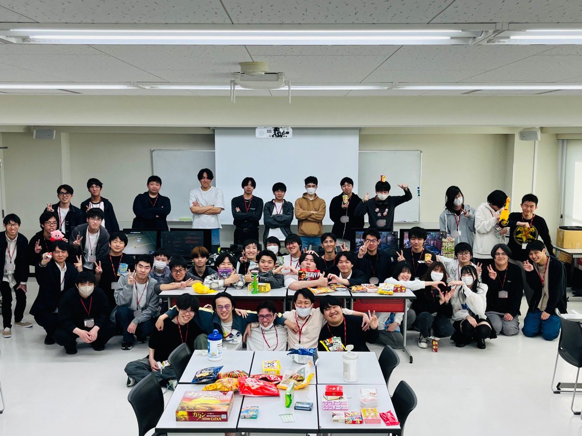 DesignOhara's tweet photo. ゲーム制作2年制コースで1・2年生のゲーム交流会を実施❗️

好きなゲームを皆んなで持ち寄って仲良くゲームで遊びました🎮

ゲームを遊べば皆んな仲良し😎
1年生も2年生も皆んなで混じって盛り上がりました✨

#大原金沢 #ゲーム制作 #交流会 https://t.co/YuftXeoGBE