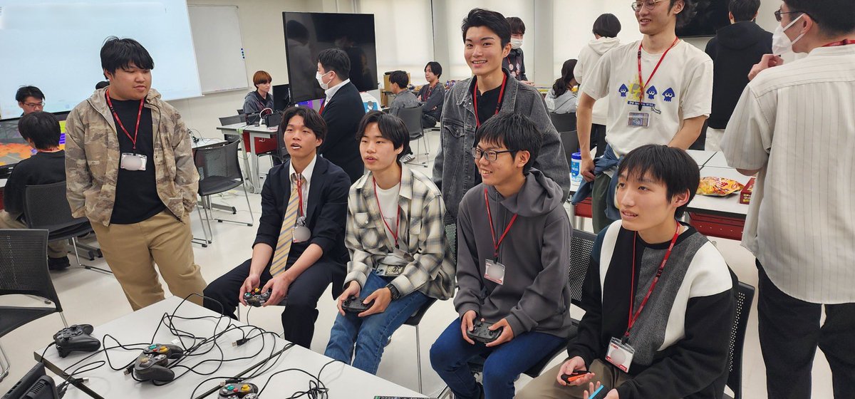DesignOhara's tweet photo. ゲーム制作2年制コースで1・2年生のゲーム交流会を実施❗️

好きなゲームを皆んなで持ち寄って仲良くゲームで遊びました🎮

ゲームを遊べば皆んな仲良し😎
1年生も2年生も皆んなで混じって盛り上がりました✨

#大原金沢 #ゲーム制作 #交流会 https://t.co/YuftXeoGBE