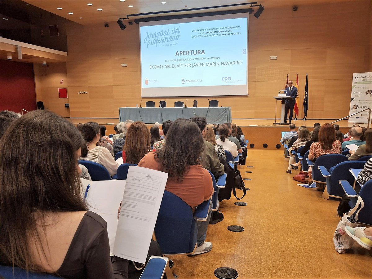 Educarm's tweet photo. 📖Más de 13.200 estudiantes se forman en los 16 centros de educación de personas adultas. 

⬆️El Gobierno regional  incrementa un 74% las plazas en #FP de Grado Básico para adultos y más de un 20% las plazas de cursos de acceso a FP de Grado Medio y Superior.

🎙️El consejero @VictorMarinNav inaugura las jornadas 'Enseñanzas y evaluación por competencias en la Educación Permanente. Competencias básicas en personas adultas', que reúnen a 195 profesionales.

#educación #RegióndeMurcia

🔗⬇️
https://t.co/k0QdRgFeCX