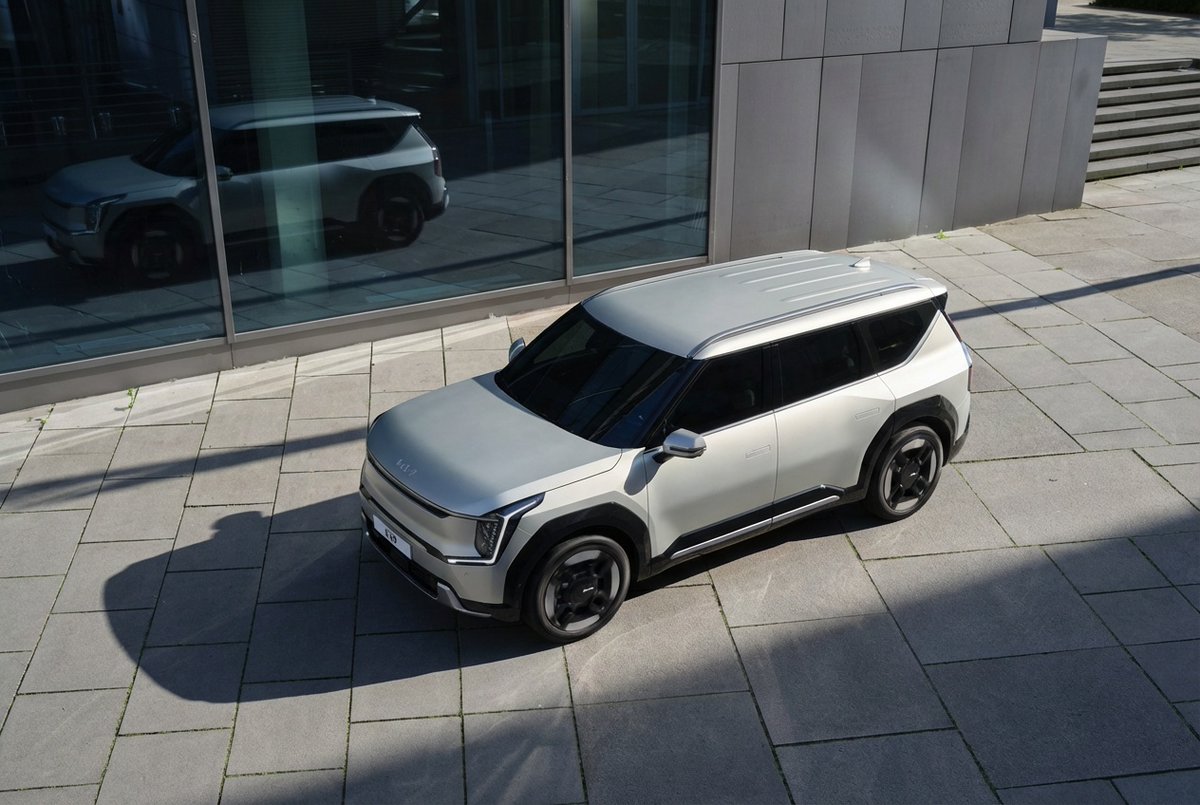 MAGROUND's tweet photo. Find the perfect location in the MAGROUND archive and place your car directly to the scene.
This KIA EV9 was positioned using the 3D Camera, matching perspective and light for a clean, production-ready result. Ideal for fast social content without compromising on visual quality. https://t.co/hSJKIZnbi1