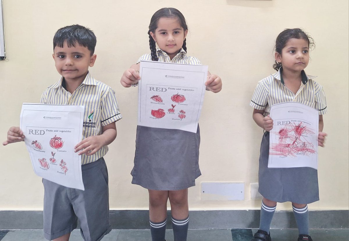 Northridgeint's tweet image. Little hands, big creativity! 🍎

 Our young learners had a fun-filled day exploring colors with fruit-themed activities—learning, creating, and smiling all the way. 💚

#ColouringFruits #EarlyLearning #CreativeKids #FunLearning #KidsCreativity #LearningThroughPlay #HappyKids