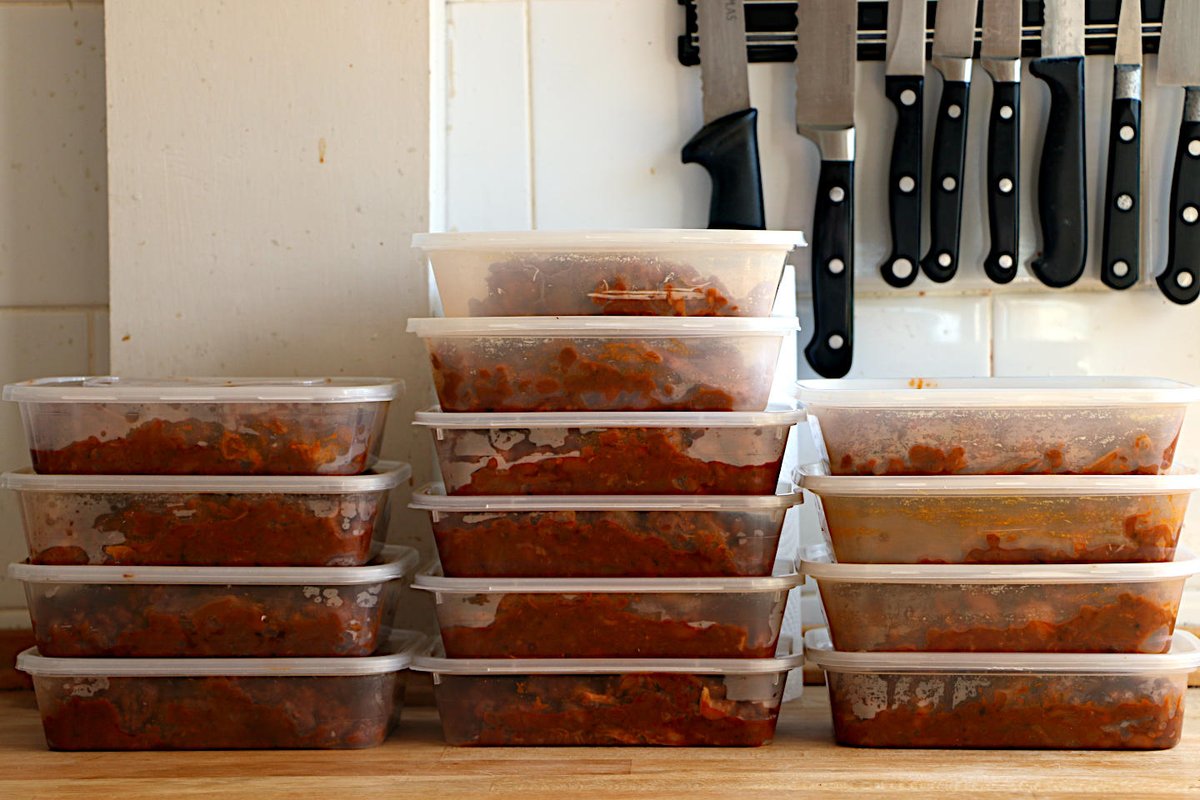 calmeilles's tweet image. 13½ × 400 gramme portions of baked beans ready for the freezer.

With what was eaten yesterday evening about 6 kg of grub.

🧑‍🍳 🍽️ 🍜 🫘

#food #cooking #beans #BakedBeans #homemade