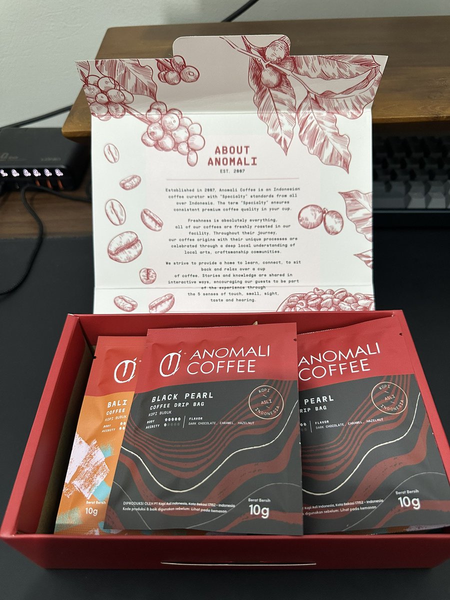 pak_erte92's tweet photo. Jika mau ngopi filter namun ringkas dan gak ribet, gua biasanya beli Anomali Coffee Drip Box Collection.

Dalam 1 box, akan dapat 5 jenis kopi. Masing2 jeni dapat 2 sachet. Jadi, 10 sachet dalam 1 box.

Rasanya bagaimana? Jangan ditanya. Muantap! Favorit gua adalah Aceh Gayo 😬

Tanpa perlu cape2 grinding dari beans, karena tinggal seduh saja. Harga pun terjangkau, tidak sampai 150 ribu 😚

Monggo silakan dicoba ☕️
🔗 https://t.co/Wrh7ixmL2i