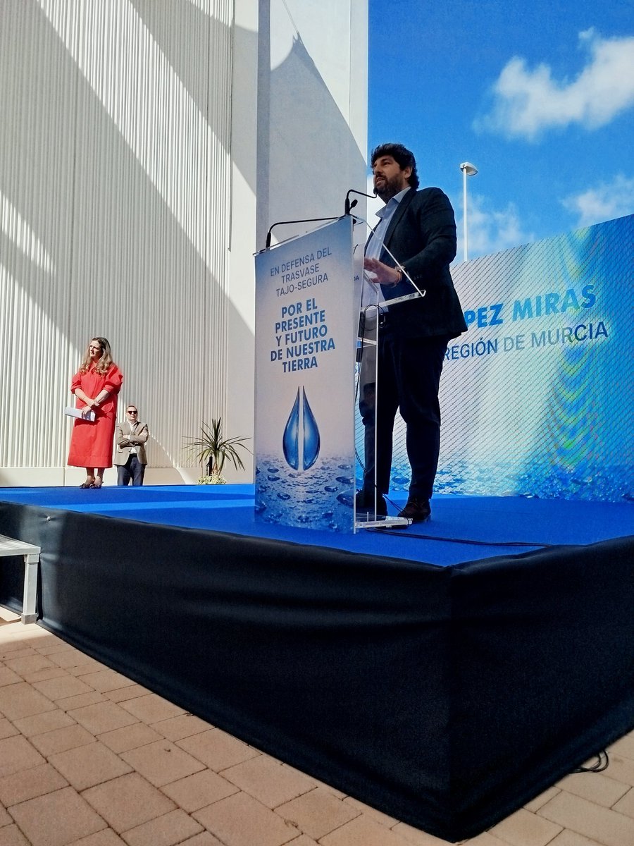 scrats_regantes's tweet photo. ➡️ POR EL PRESENTE Y FUTURO DE NUESTRA TIERRA | ACTO EN DEFENSA DEL TRASVASE TAJO-SEGURA 💧

Interviene Fernando López Miras, presidente de la @regiondemurcia.

#TrasvaseTajoSegura #Trasvase #Agua #Regadío #Agricultura #Murcia #Alicante #Almería #SectorPrimario https://t.co/mM2qpQeiES