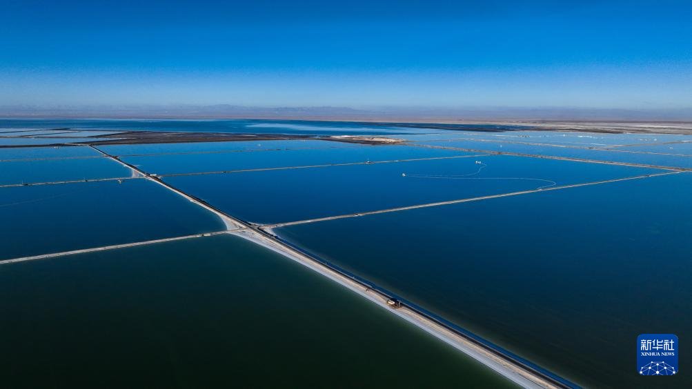TibetNews11's tweet image. Primavera a #SaltLake del #Qinghai: dal riempimento dei sacchi di grano al sostegno alle nuove fonti energetiche.