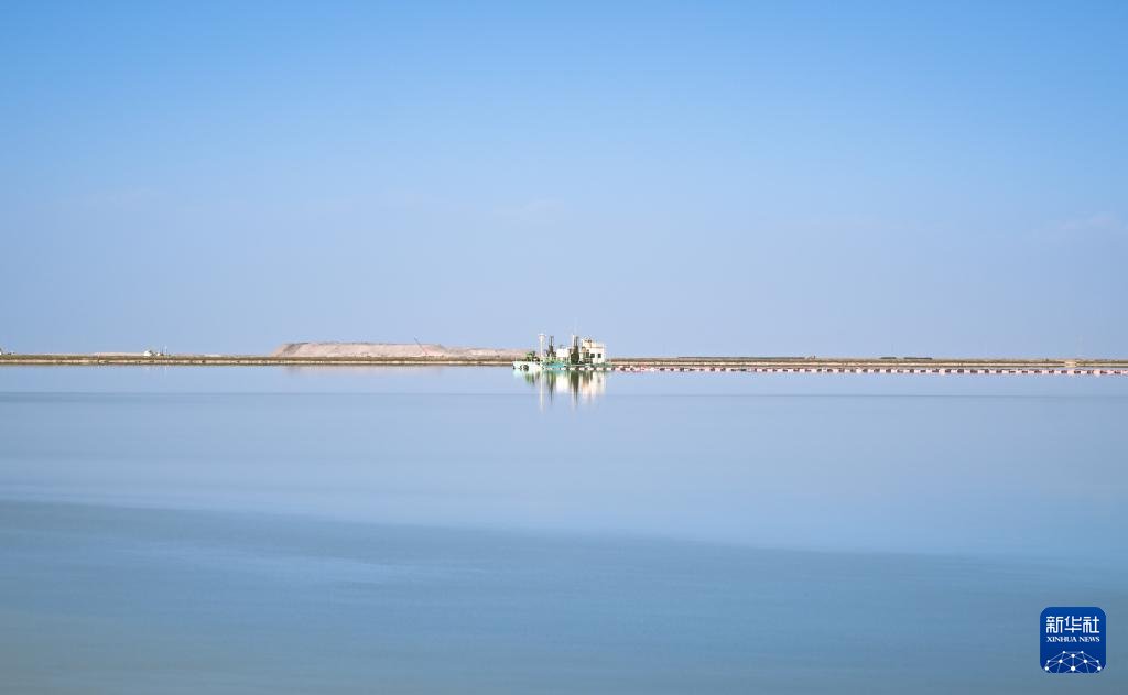 TibetNews11's tweet image. Primavera a #SaltLake del #Qinghai: dal riempimento dei sacchi di grano al sostegno alle nuove fonti energetiche.