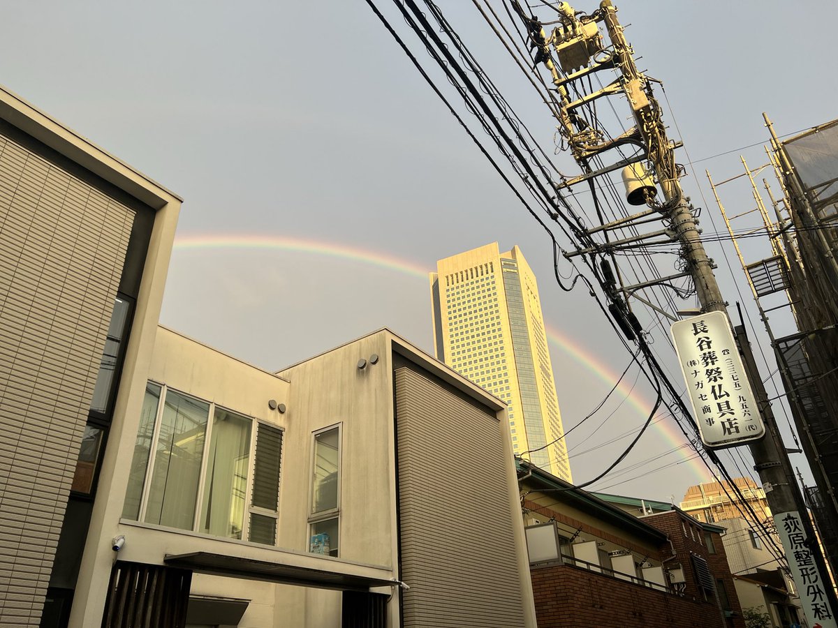 Timid1987's tweet photo. オペラシティから都庁まで特大の虹がかかってた https://t.co/0jSifRHSpa