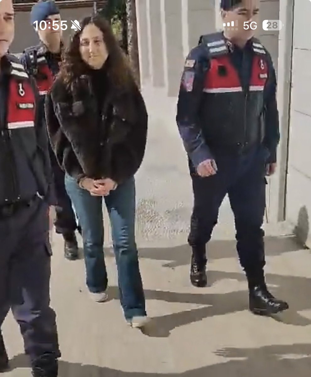 🚨SES OLALIM!🚨

Neden kimse Esra’ya ses olmuyor? Neden kimse Esra’nın sesini duymuyor? Godoman değil diye mi? Zengin değil diye mi? Ünlü değil diye mi? 

Muğla Milas’lı ve Akbelen direnişçisi Esra Işık kardeşimiz, sadece havayı, doğayı, toprağı, zeytin ağaçlarını savunduğu için