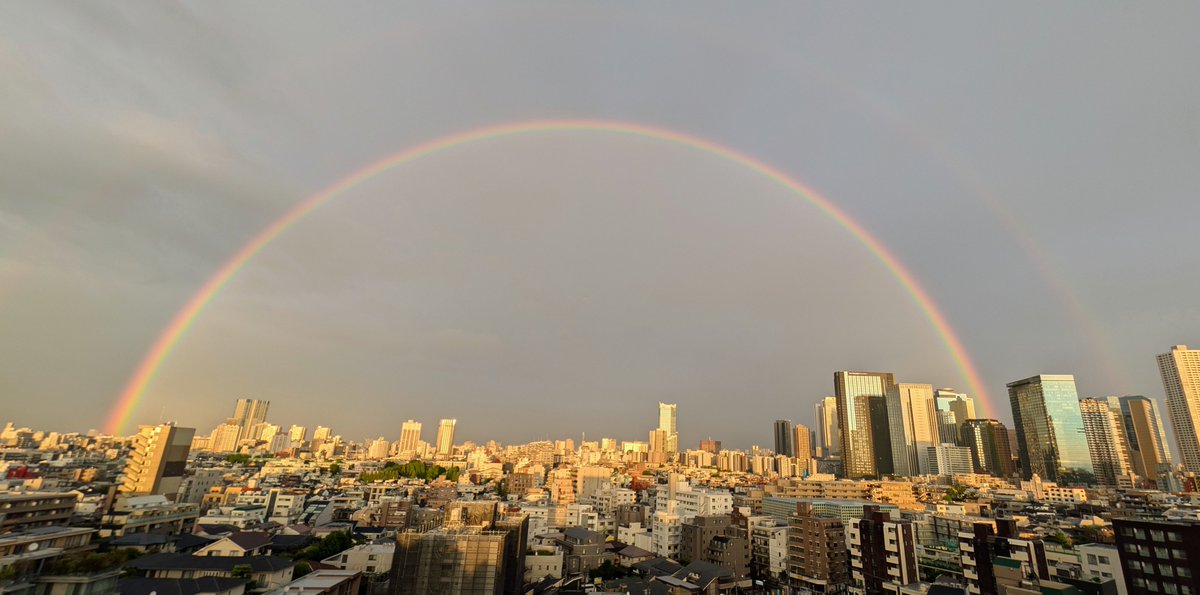 yoohmish's tweet photo. すんごい立派な虹が出た https://t.co/8vpTU5U7J2