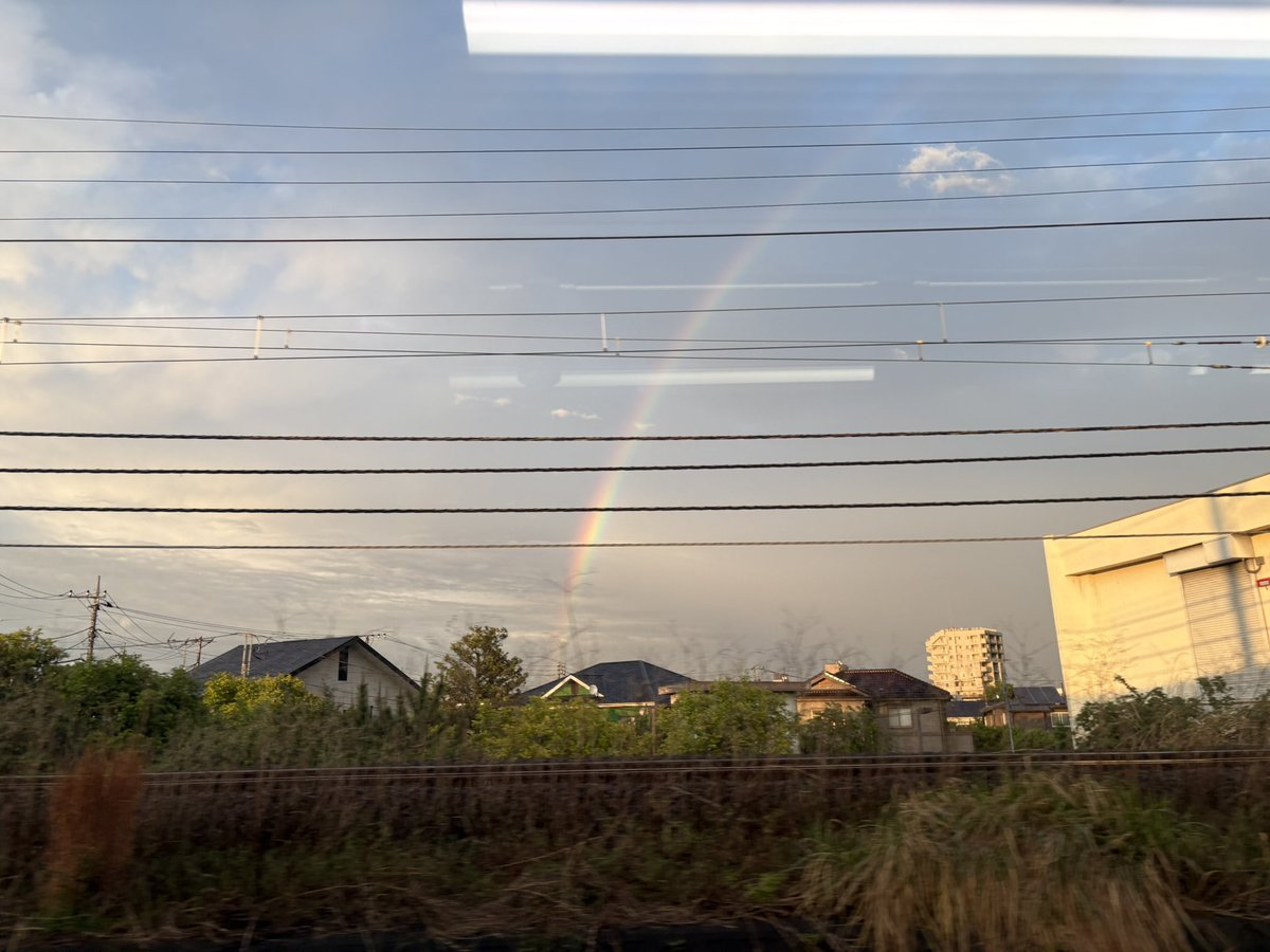 jun_create's tweet photo. 車窓から虹が見えたのでお裾分け！

#車窓
#虹
#南武線 https://t.co/1Vl1J2YVmJ