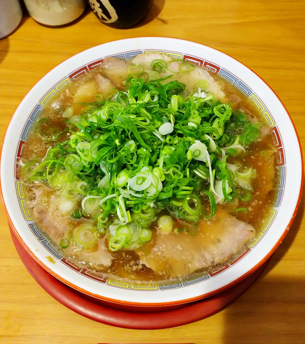 cross_road_1223's tweet photo. 醤油チャーシューめん＠旭屋。麺固め・ネギ多め・もやし抜き。アキラ系で創業38年の老舗。スープは豚清湯と背脂にコクのある醤油♪豚出汁の旨みたっぷり♪麺線長めの自家製麺はしなやなでコシがあり♪肉は赤身と脂身がバランスよく鉢一面に拡がる♪さらに青ネギがどっさり！思わず溜め息が出る美味さ☆ https://t.co/0yZpeql01r