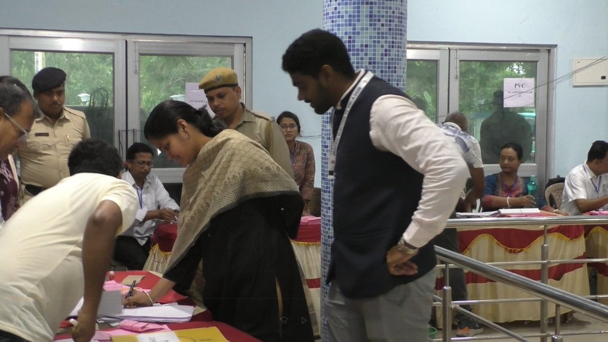 DEO_N24Pgs's tweet photo. District Magistrate and District Election Officer of North 24 Parganas cast her vote via postal ballot.
#WBLA2026
#VoteForSure
#N24ParganasWillVote
@CEOWestBengal https://t.co/Y2k4igFvX5