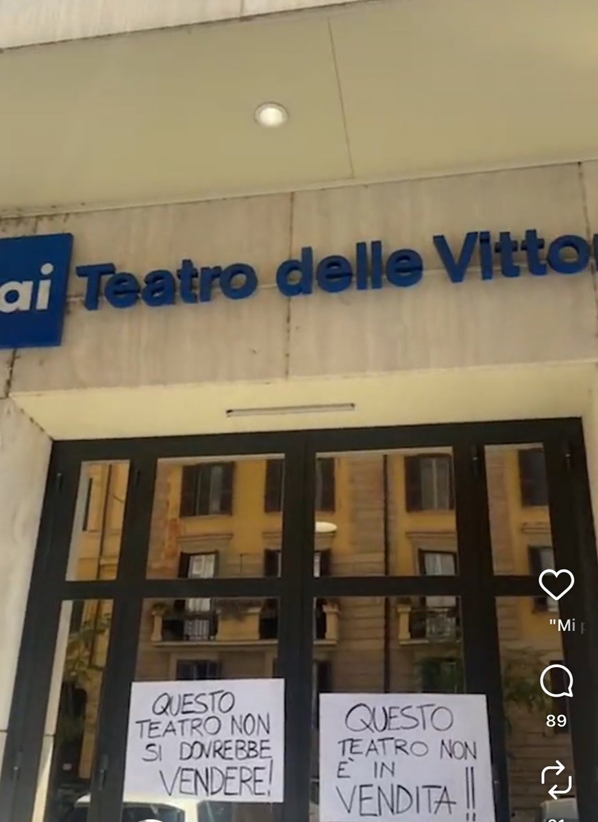 Cinguetterai's tweet photo. Vendere il Teatro Delle Vittorie? Rosario Fiorello: “Un crimine contro la storia dello spettacolo italiano”.

Stamattina ha appeso i seguenti cartelli sul portone d’ingresso e oggi la puntata de #LaPennicanza inizierà proprio dal Teatro Delle Vittorie. https://t.co/gxmLAmsM8V
