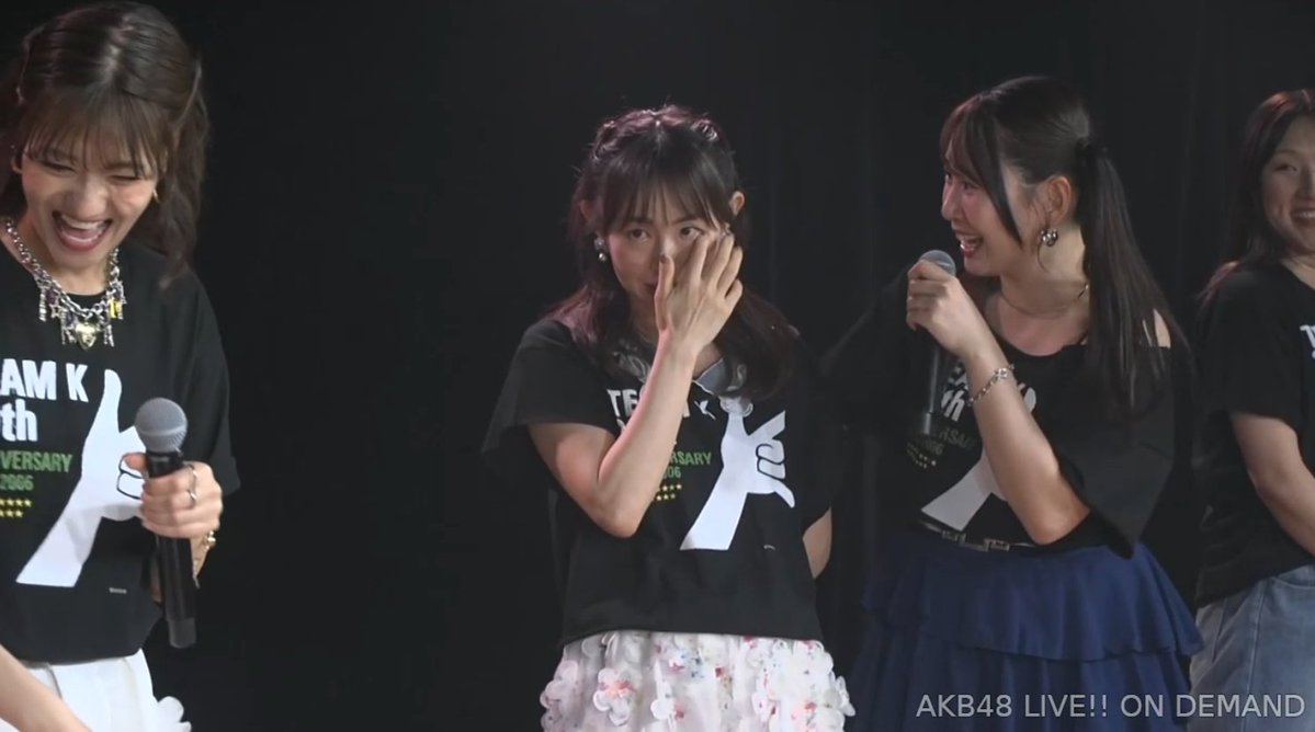 昨年の武道館を思い出して涙する優子とそれを見て涙するめーたん
#大島優子 
#AKB48
#2期生デビュー20周年記念イベント