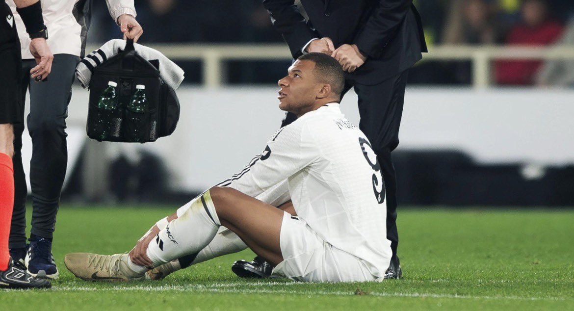 FootballVerseFc's tweet image. 🚨🚨 𝗕𝗥𝗘𝗔𝗞𝗜𝗡𝗚: Kylian Mbappé could MISS the rest of the season for Real Madrid ❌🤯

A worrying fitness setback just weeks before the World Cup 😨

Huge concern for both club and country 🇫🇷

(Source: Josep Pedrerol)

#Mbappe #RealMadrid #Injury #WorldCup #Football