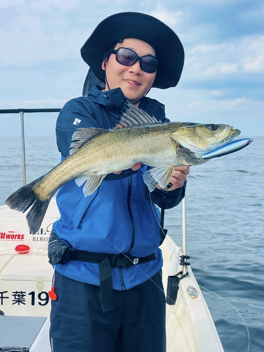 fishing_kana's tweet image. タイラバ便の帰りに30分だけシーバス狙い
⁡
10cmくらいのベイトにボコボコライズしていたので、ブリ用に持っていたガチペン130をドッグウォークさせて水面爆発！
⁡
誤爆もたくさんあったし、デイトップは視覚でも楽しめて最高にエキサイティング👍

#Fishman #BlueBlue #ガチペン130