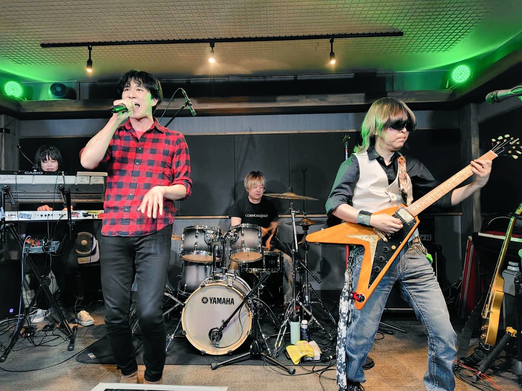 FIZZ_bz's tweet photo. 4/19『NightGame Live』
地蔵寺ホールさんご無沙汰でした
山形市でのライブ参加も近年は年一程に
FIZZを育ててくれた皆さま、以前ライブをご覧になられてお越しになられた方もいらっしゃったそうです
ありがとうございます🙏

そして今回新たな出会いの浜省イッシーさんからお写真お撮りいただきました https://t.co/6HGm2UEo8L