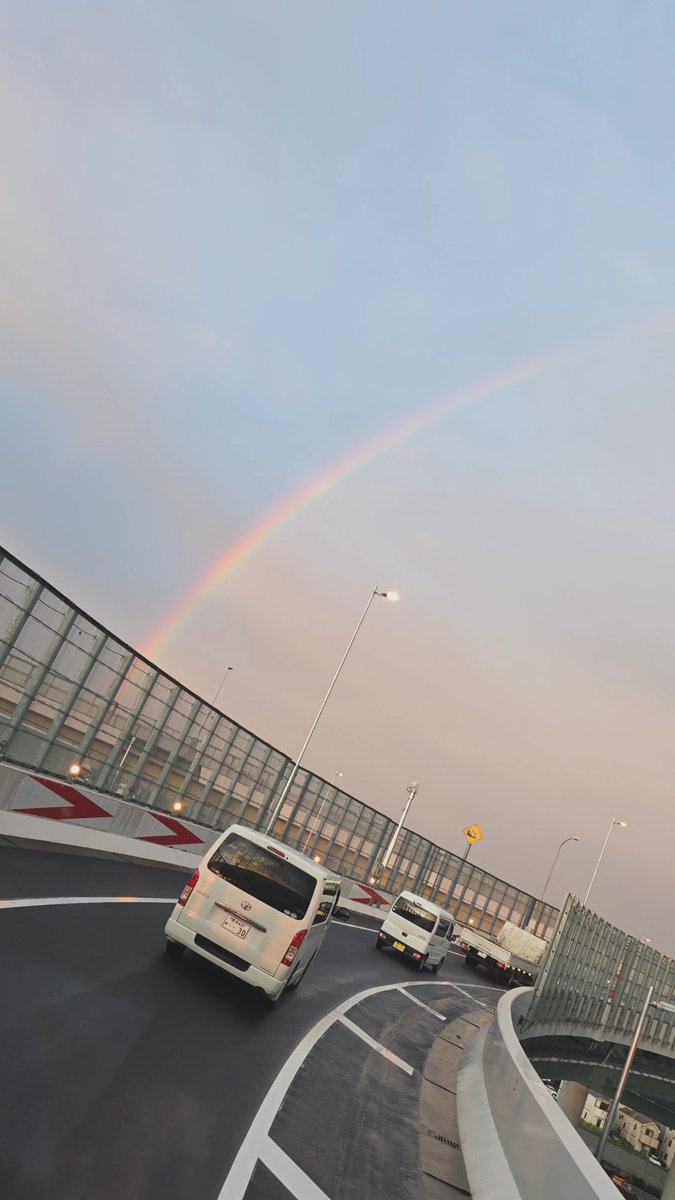 渋滞ハマってたら
綺麗な虹が現れた🥺🌈