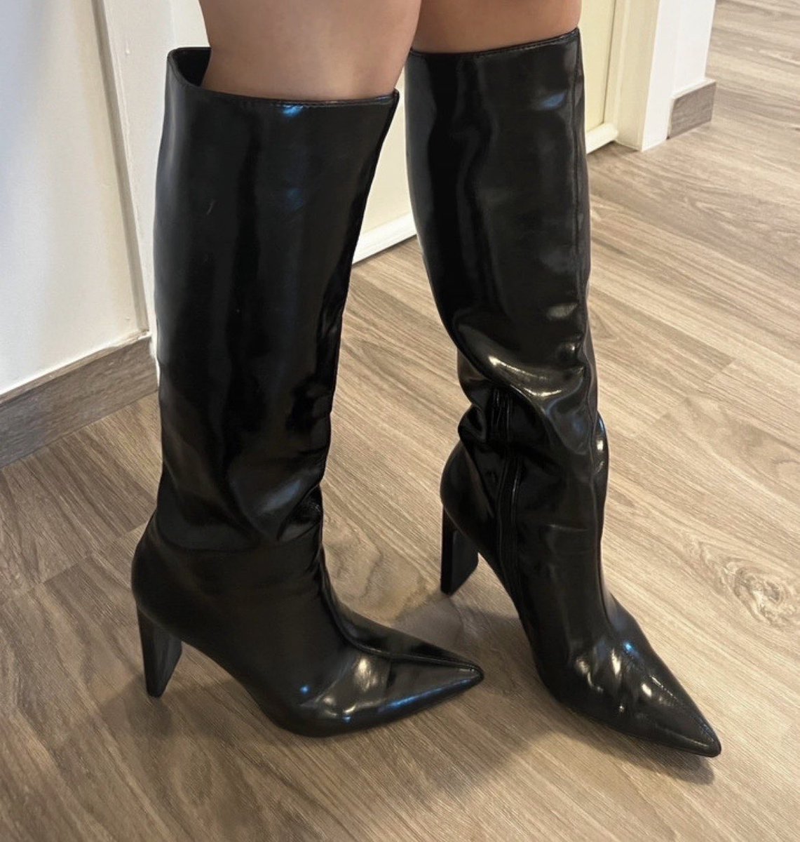 Lynnluxefeet's tweet photo. Ik ben klaar voor Koningsdag👑. De vraag is: ben jij rijk genoeg om mijn aandacht vast te houden? Amuseer me in mijn DM.
#HighClassFindom #Findom #Legs #Boots https://t.co/yRfVtKnSLi