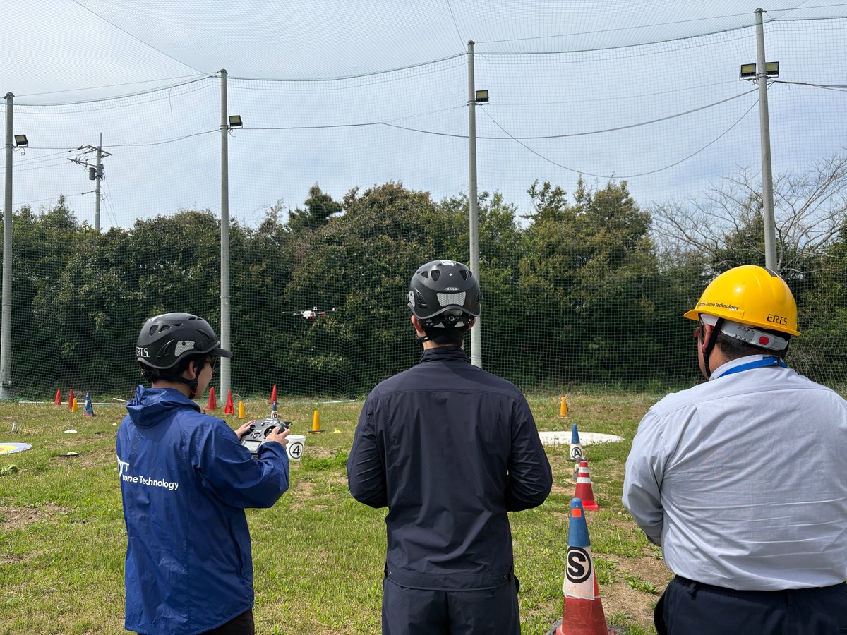 NTTdrone's tweet photo. 【東京・調布市｜国家ライセンス講習】
都内では数少ない、屋外ドローンフィールドで実施する国家ライセンス講習✈️
NTTイードローンでは、
無人航空機の国家ライセンス取得講習を実施しております。
ドローンの国家資格は「技能証明」として、
近年では空撮・点検・測量など、
ドローンを活用する業務の受注条件とされるケースも増えてきています。
実際に、
空撮・点検・測量・農業・防災など、
さまざまな業種の方にご受講いただいております。
当スクールでは、少人数制で講習を実施しているため、
受講者一人ひとりの習熟度に合わせたサポートが可能です。
初めての方も、
業務でドローンを活用したい方も、
ぜひお気軽にお問い合わせください！
千葉県東金市でも開講中！

#NTTイードローン
#NTTeDroneTechnology
#ドローン国家資格
#国家ライセンス
#無人航空機操縦者技能証明
#ドローンスクール
#東京ドローン
#調布市
#空撮
#点検
#測量
#防災
#ドローン講習