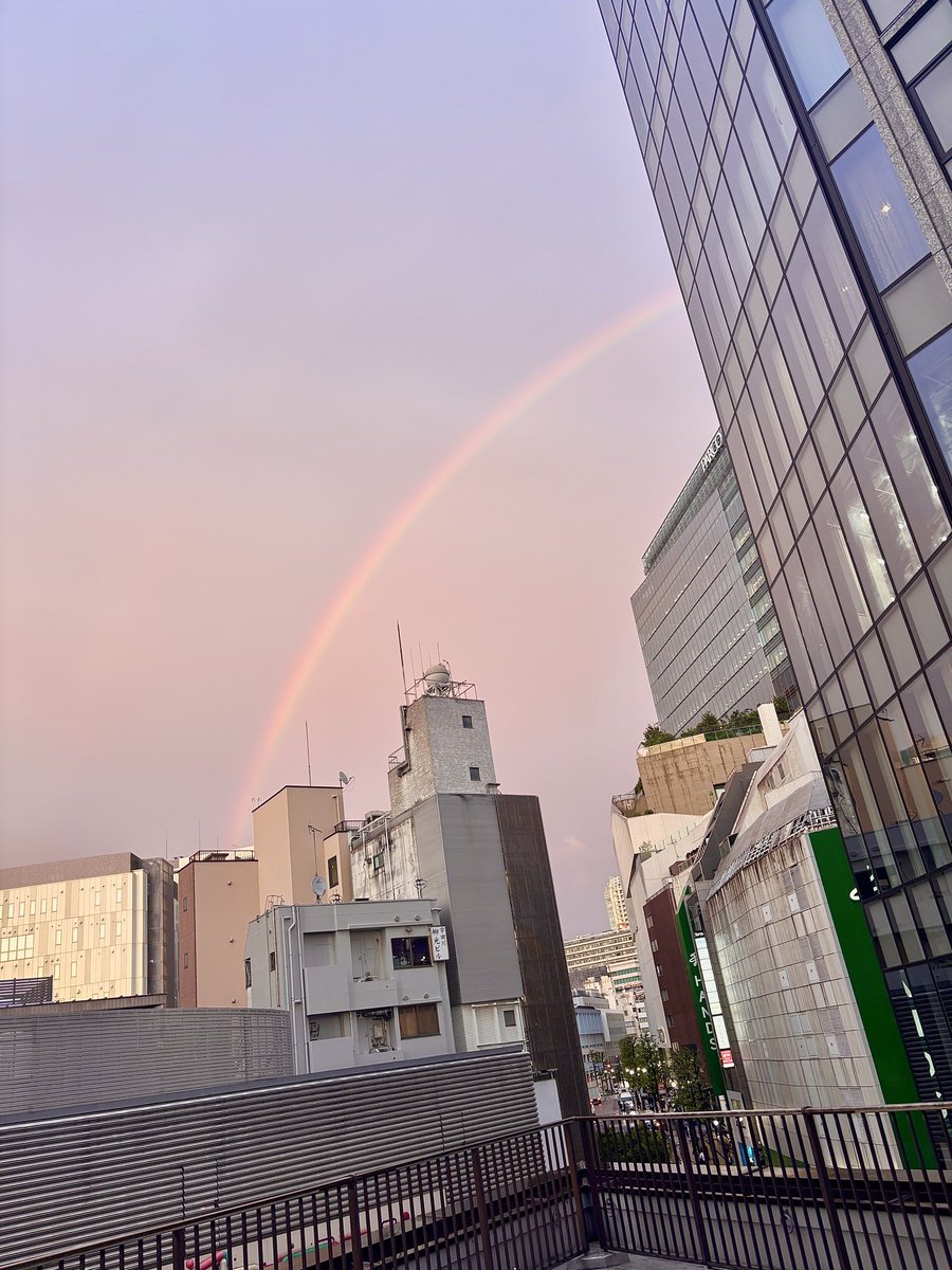 takk3333's tweet photo. 渋谷に虹 https://t.co/YqiYMhVs8Y