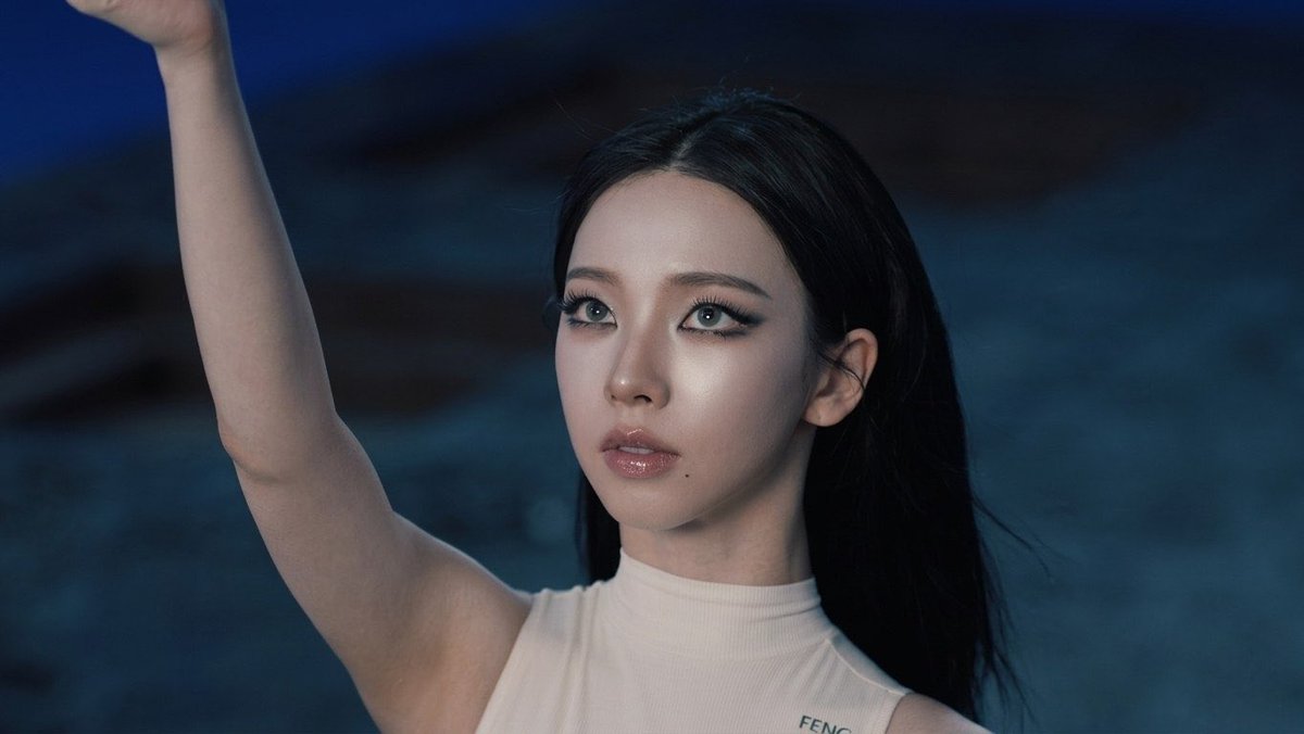 hourly karina tweet media