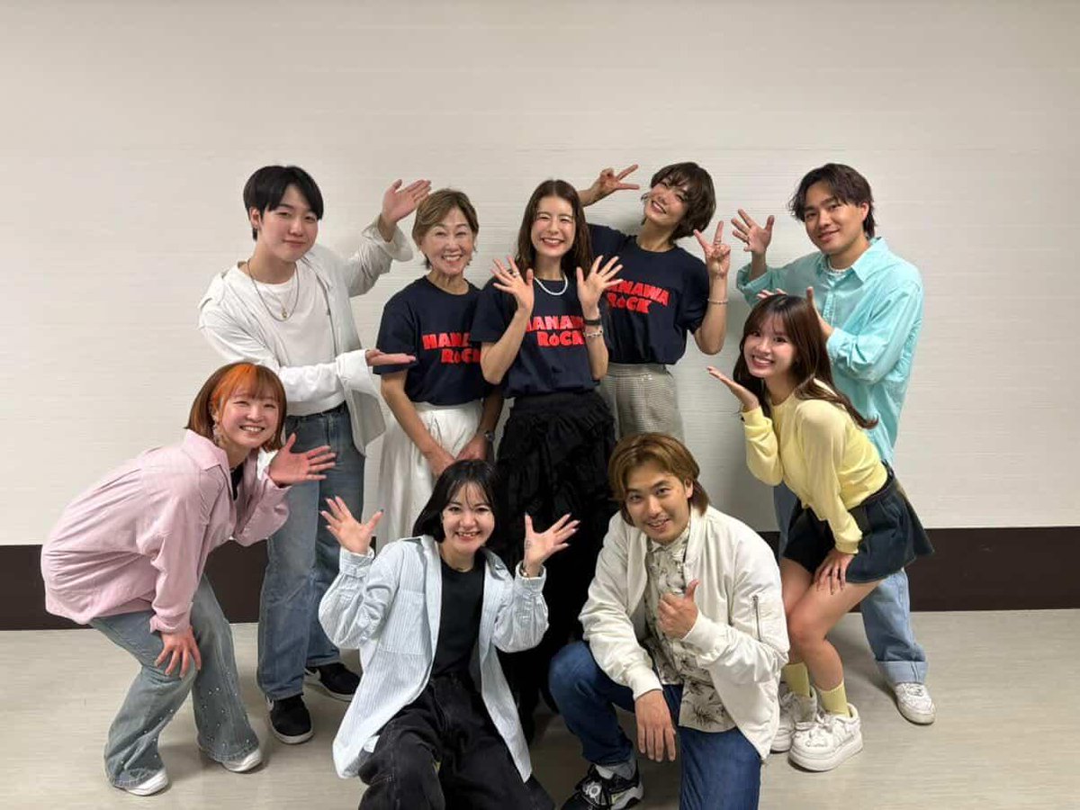 hazuki___0117's tweet photo. 実は！！
はなわさん芸歴30周年単独LIVEに
出演させていただきました～🎙️
30周年おめでとうございます💐

バックでめっちゃ踊りました💃
大阪のおばちゃんにもなりました😂
スザンヌさん陣内智則さんもいて大盛り上がりで最高でした👀

姉妹で出れたのも最高に嬉しかった💓
まさか最後にマイク向けられるとは思いませんでした！😂
ありがとうございました～！！