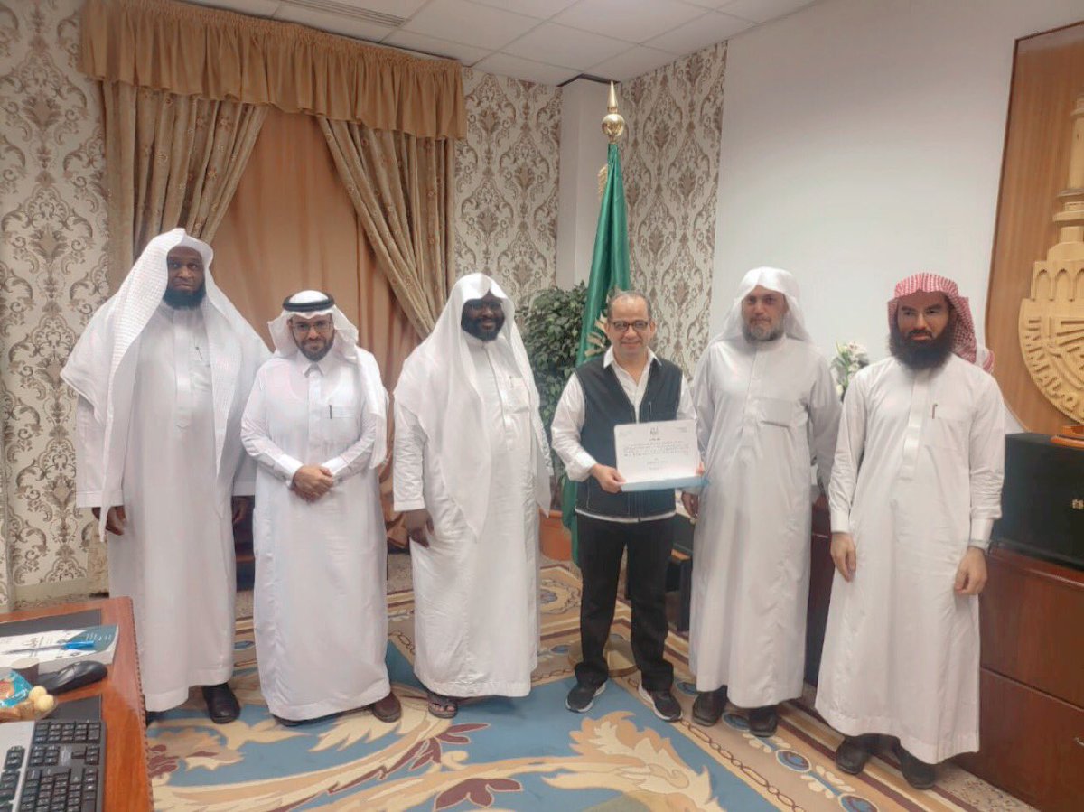 amrmoneer's tweet photo. ذكرى عزيزة من تكريمي في مجلس كلية الشريعة بجامعة أم القرى، بعد عقد كامل قضيته في رحاب المملكة العربية السعودية ومكة المكرمة.
كانت رحلة علم وعمل ومحبة، وخاتمة مرحلة ستظل في القلب، وبداية طريق جديد بإذن الله.
الحمد لله، وشكرًا لشعب المملكة على كرم الضيافة وطيب المقام. https://t.co/3XKMFHuRnx