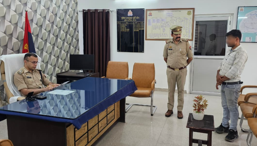 DCPEastAgra's tweet photo. श्री अभिषेक अग्रवाल पुलिस उपायुक्त पूर्वी जोन कमिश्नरेट आगरा द्वारा कार्यालय पर आये आमजनमानस की समस्याओं को सुनकर त्वरित निस्तारण हेतु सम्बन्धित अधिकारी/कर्म0 को आवश्यक दिशा निर्देश दिये गये।
#PoliceCommissionerateAgra
#uppolice
#upcares https://t.co/gxlQCgCYhv