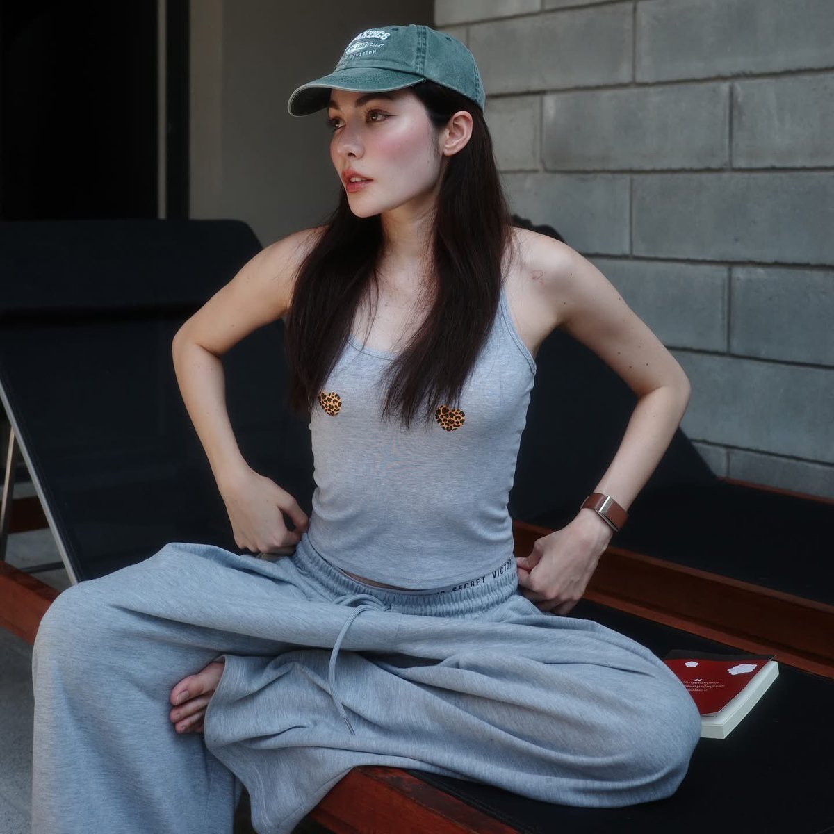 the arm muscles 
the jawline 
the hat 
the boxers 
the sweatpants 
…………..
SHE’S SO SO SO HOT WTF  #CharlotteAustin
