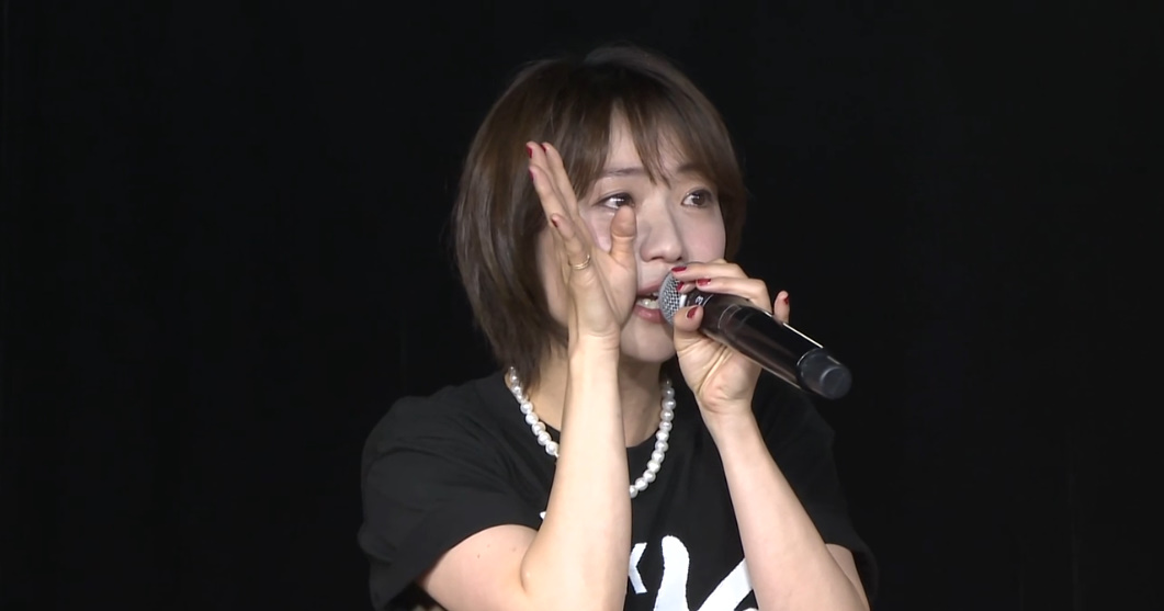 #大島優子 が涙

私は 20周年を迎えて、この前の武道館の時にすっごいいろんな思いを整理しました。 

大変だったこともあったけど、やっぱ幸せな時間の方が多かったかなっていうのは思って。 
なんか横を見るとどうしよう、あ、どうしよう。 
横を見ると仲間がいるってことってすごい。