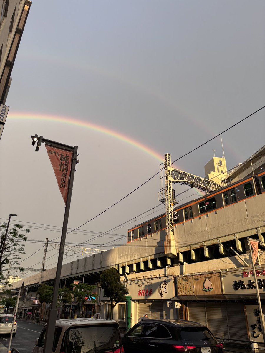 PIGStudio's tweet photo. こんなに綺麗で大きい虹は初めて見ました

#虹 #高円寺 https://t.co/SpvLbS2EPp