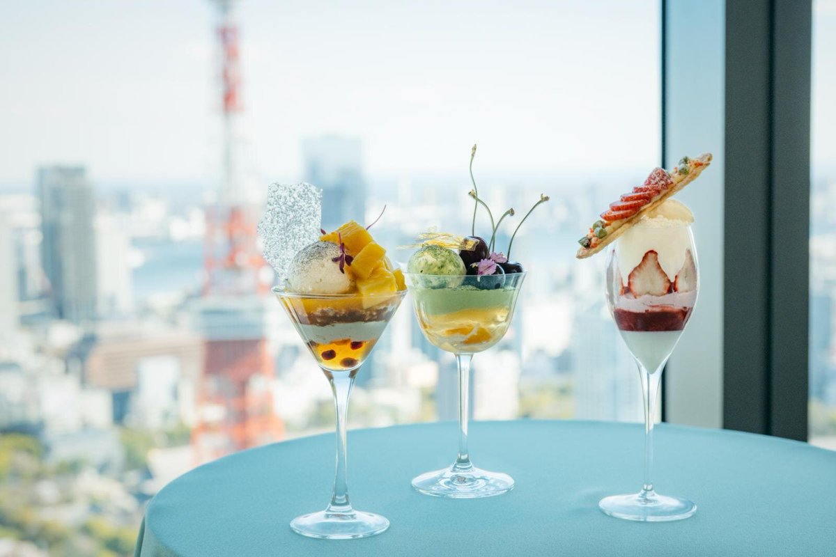 東京・麻布台ヒルズの34階カフェ「スカイ ルーム カフェ ＆ バー(Sky Room Cafe &amp; Bar)」の季節限定パフェ。
地上約150mから東京タワーを一望できます🗼

🎈スカイパフェ 2026
完熟マンゴーTeatimeパフェ
抹茶と初夏のチェリーパフェ
苺×トリプルショコラパフェ

4/29～5/10