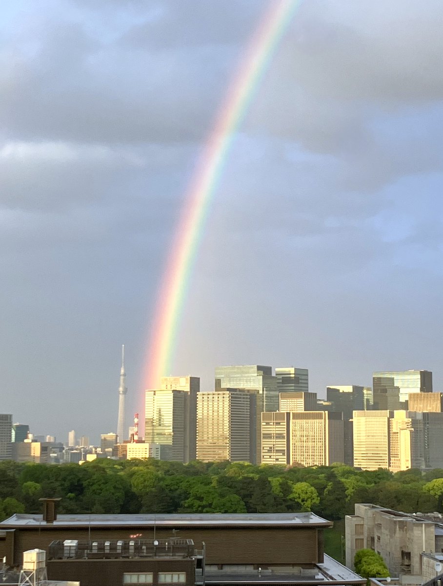 NTTDIOMC's tweet photo. スカイツリーの方向に、きれいな虹が🌈

退勤前、当社から虹がきれいにかかっているのが見えました。
虹は、いいことの前触れ。
みなさまに良いことが訪れますように。

#虹 #今日の空 #GW #スカイツリー #東京スカイツリー #二重の虹 #ダブルレインボー https://t.co/4dbYoWGIH3