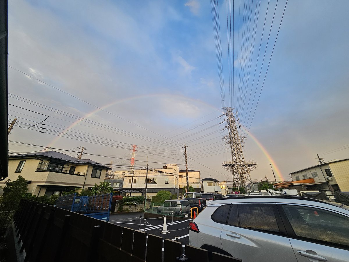 thdcTOKYO's tweet photo. わぁ～虹！🌈根元は二重に！良いことありそう❣️ https://t.co/5tHqNmHQfa