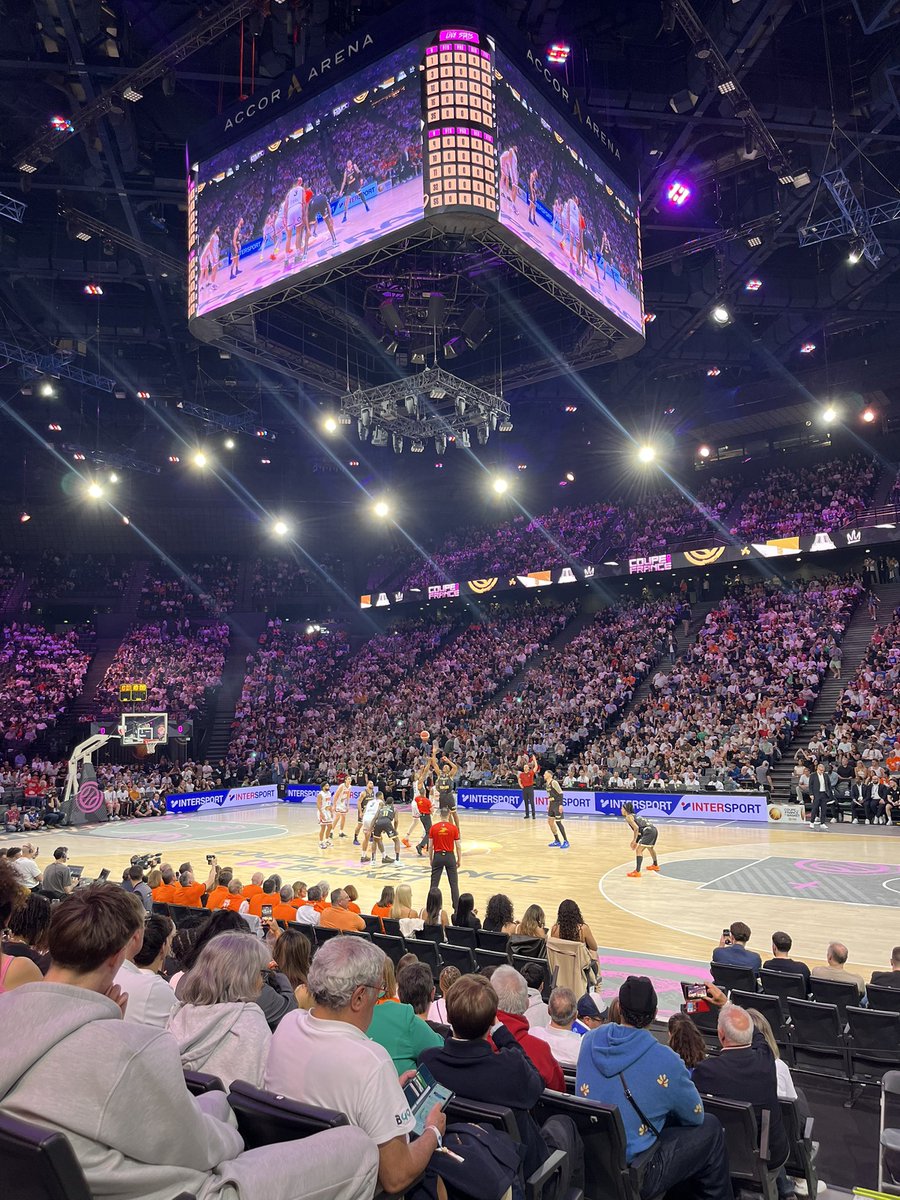 _ZinCs_'s tweet photo. Finale de coupe de France, Merci à la @ffbasketball pour l’invitation. ✨ https://t.co/ijS62P5PDM
